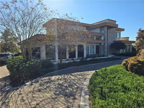 2141 Windward Shore Dr, Virginia Beach, VA 23451