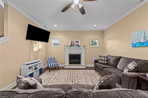 Living - 17 Lighthouse Rd, Hampton, VA 23664 photo 3 of 4