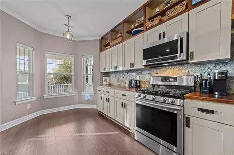 Kitchen - 17 Lighthouse Rd, Hampton, VA 23664 photo 2 of 4