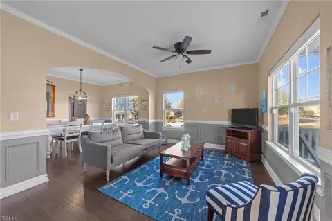 Living - 17 Lighthouse Rd, Hampton, VA 23664 photo 2 of 4