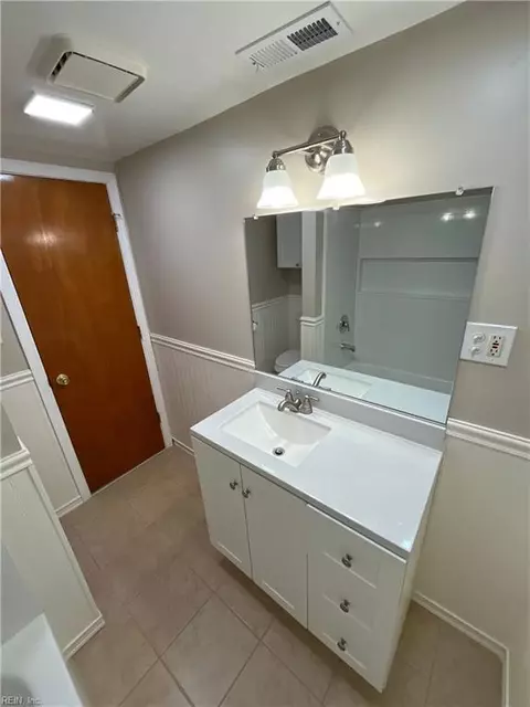 Bath - 264 Orange Ave, Norfolk, VA 23503 photo 3 of 4