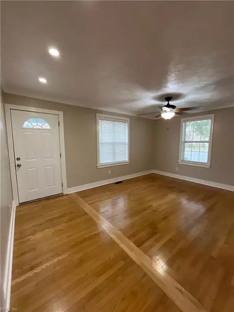 Living - 264 Orange Ave, Norfolk, VA 23503 photo 3 of 3