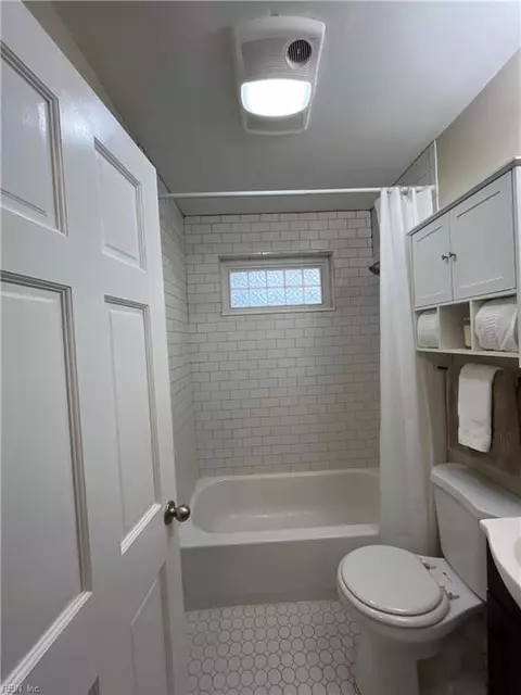 Bath - 264 Orange Ave, Norfolk, VA 23503 photo 2 of 4