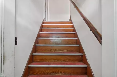 Entry Way - 6324 Avon Rd, Norfolk, VA 23513 photo 4 of 5