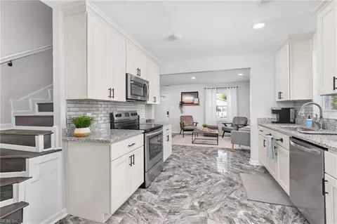 Entry Way - 625 Augusta St, Hampton, VA 23669 photo 1 of 3
