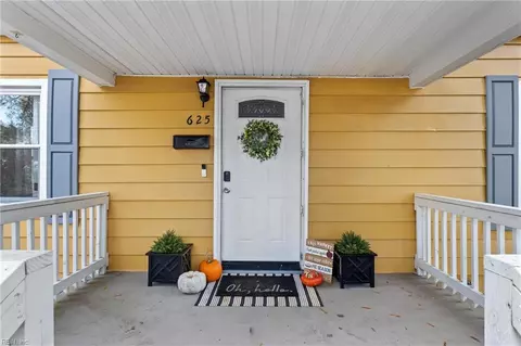 Exterior - 625 Augusta St, Hampton, VA 23669 photo 3 of 6