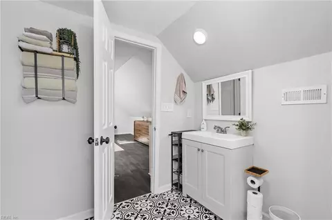 Bath - 625 Augusta St, Hampton, VA 23669 photo 2 of 3