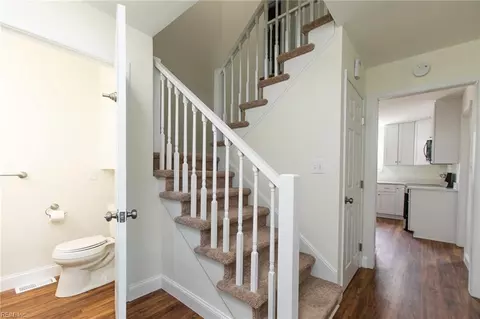 Entry Way - 102 Beach Rd, Hampton, VA 23664 photo 2 of 5