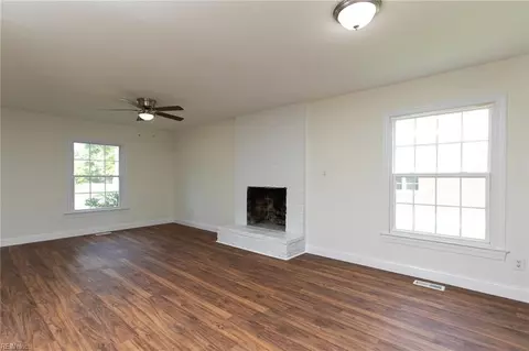 Living - 102 Beach Rd, Hampton, VA 23664 photo 2 of 8