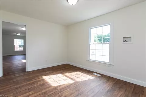 Living - 102 Beach Rd, Hampton, VA 23664 photo 5 of 8
