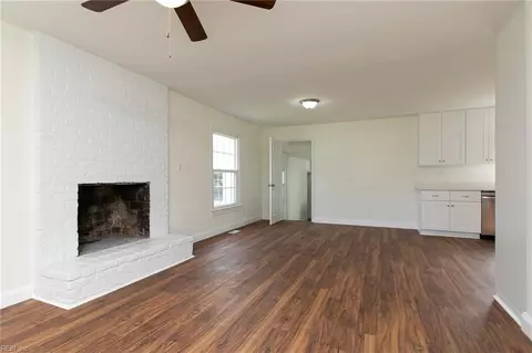 Living - 102 Beach Rd, Hampton, VA 23664 photo 3 of 8