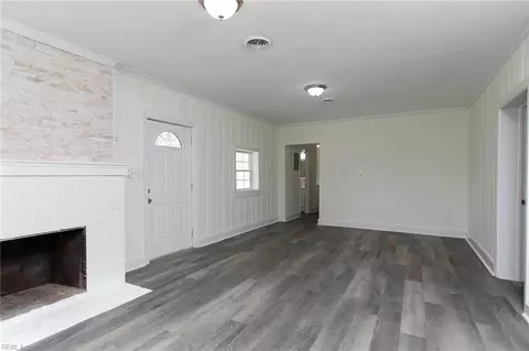 Living - 102 Beach Rd, Hampton, VA 23664 photo 8 of 8