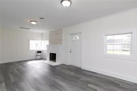 Living - 102 Beach Rd, Hampton, VA 23664 photo 7 of 8