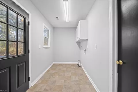 Entry Way - 5517 Millwood Dr, Gloucester, VA 23061 photo 2 of 2