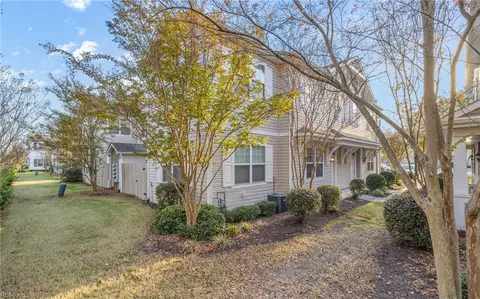 712 Lacy Oak Dr, Chesapeake, VA 23320