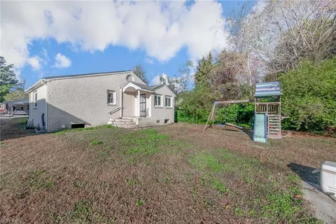 Exterior - 208 Middle St, Smithfield, VA 23430 photo 3 of 4