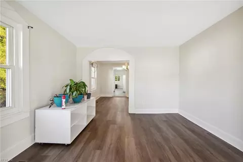 Entry Way - 208 Middle St, Smithfield, VA 23430 photo 2 of 5
