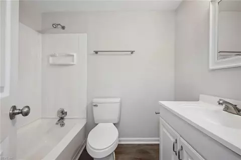 Bath - 208 Middle St, Smithfield, VA 23430 photo 2 of 2
