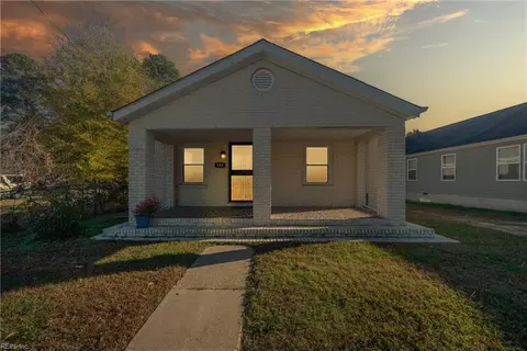 Exterior - 208 Middle St, Smithfield, VA 23430 photo 2 of 4