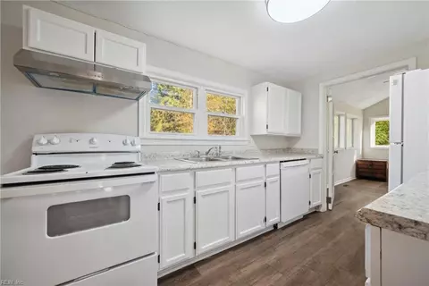 Entry Way - 208 Middle St, Smithfield, VA 23430 photo 3 of 5