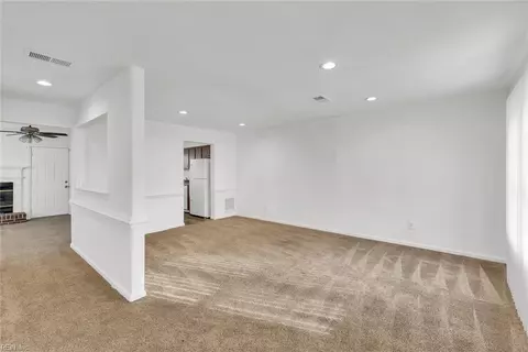 524 Hollomon Dr, Hampton, VA 23666 photo 3