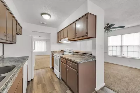 524 Hollomon Dr, Hampton, VA 23666 photo 9