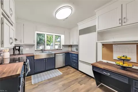 Kitchen - 5 Templewood Dr, Hampton, VA 23666 photo 2 of 3