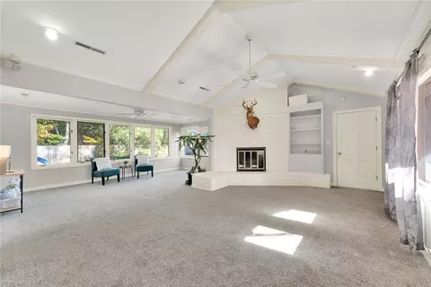 5 Templewood Dr, Hampton, VA 23666