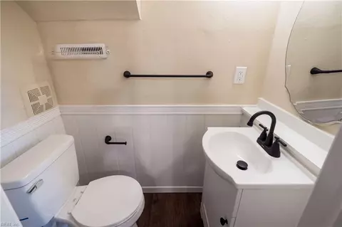 Bath - 421 Leepoint Rd, Norfolk, VA 23502 photo 4 of 7