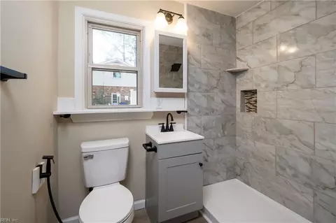 Bath - 421 Leepoint Rd, Norfolk, VA 23502 photo 5 of 7