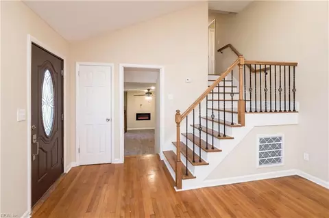 Entry Way - 421 Leepoint Rd, Norfolk, VA 23502 photo 2 of 4
