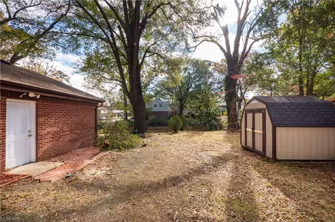 Exterior - 421 Leepoint Rd, Norfolk, VA 23502 photo 10 of 11