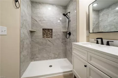 Bath - 421 Leepoint Rd, Norfolk, VA 23502 photo 3 of 7