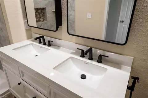 Bath - 421 Leepoint Rd, Norfolk, VA 23502 photo 2 of 7