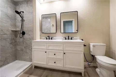 Bath - 421 Leepoint Rd, Norfolk, VA 23502 photo 1 of 7