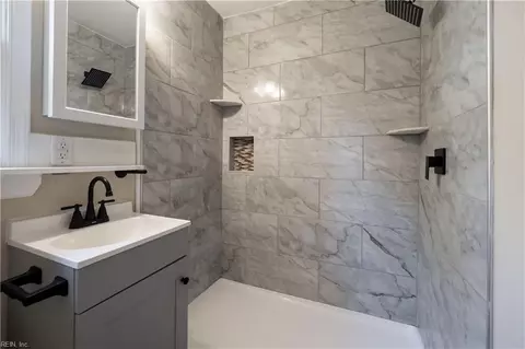 Bath - 421 Leepoint Rd, Norfolk, VA 23502 photo 6 of 7