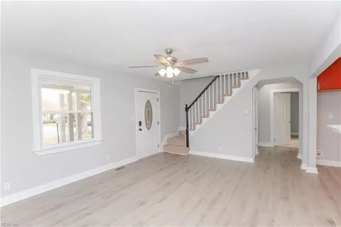 Living - 171 Evans St E, Norfolk, VA 23503 photo 2 of 8