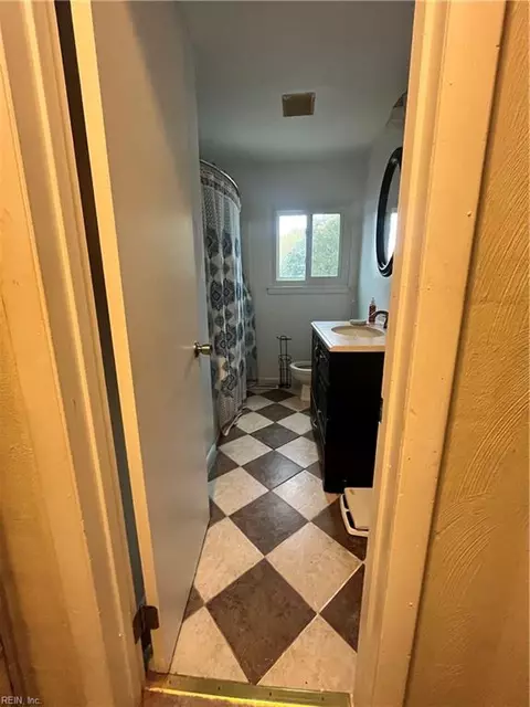 Bath - 515 Almond Ct, Hampton, VA 23669 photo 1 of 2