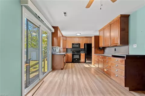 907 Laredo Ct, Hampton, VA 23669 photo 6