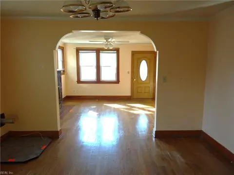 Living - 226 Locust Ave, Hampton, VA 23661 photo 3 of 4