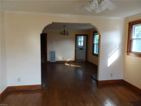 Living - 226 Locust Ave, Hampton, VA 23661 photo 4 of 4