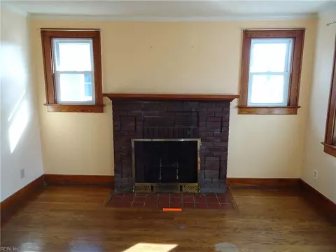 Living - 226 Locust Ave, Hampton, VA 23661 photo 1 of 4