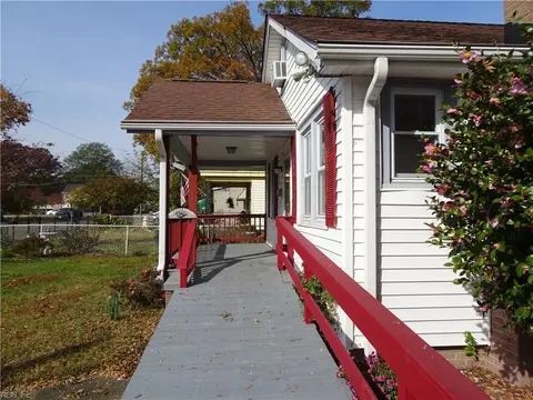 Exterior - 226 Locust Ave, Hampton, VA 23661 photo 2 of 9