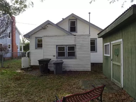 Exterior - 226 Locust Ave, Hampton, VA 23661 photo 5 of 9