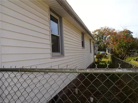 Exterior - 226 Locust Ave, Hampton, VA 23661 photo 3 of 9