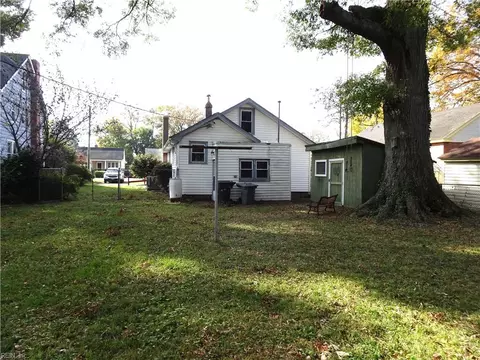 Exterior - 226 Locust Ave, Hampton, VA 23661 photo 6 of 9