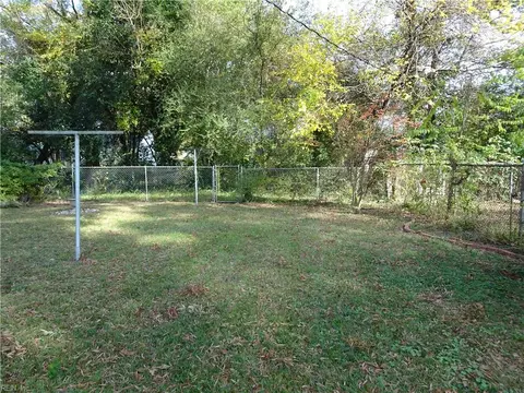 Exterior - 226 Locust Ave, Hampton, VA 23661 photo 8 of 9