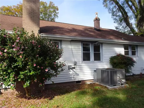 Exterior - 226 Locust Ave, Hampton, VA 23661 photo 4 of 9