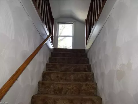Entry Way - 226 Locust Ave, Hampton, VA 23661 photo 3 of 5