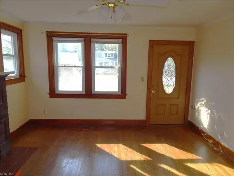 Living - 226 Locust Ave, Hampton, VA 23661 photo 2 of 4
